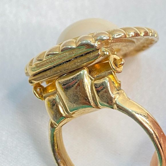 Scarf Ring Scalloped Gold Tone Frame With Central Imitation Oval Pearl - Picture 2 of 6